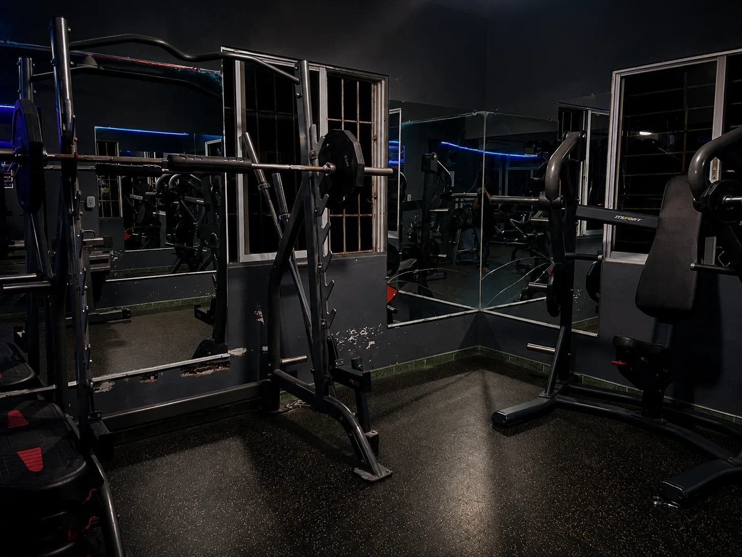 Máquinas y espejos en Fitness Factory